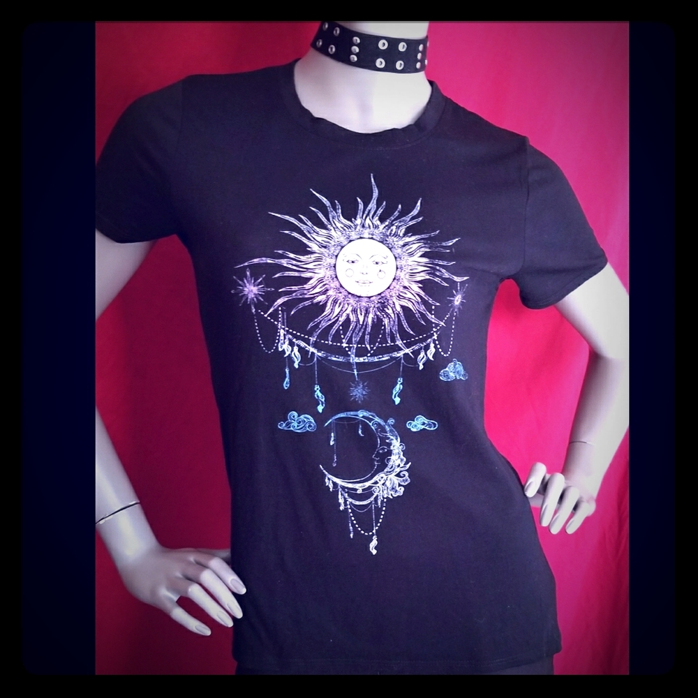 โผSOLDโผSun and Moon Graphic Tee - Picture 1 of 6